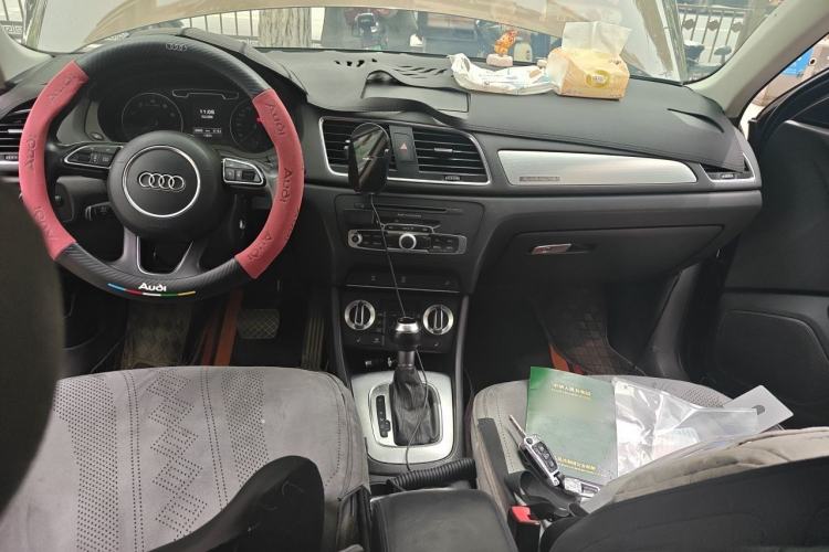 Used Audi Q3 2012 35 TFSI quattro Comfort Model Center Console