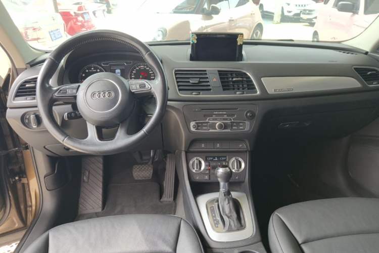 Used Audi Q3 2012 35 TFSI quattro Comfort Model Center Console