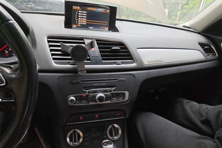 Used Audi Q3 2012 35 TFSI quattro Comfort Model Audio And AC Panel