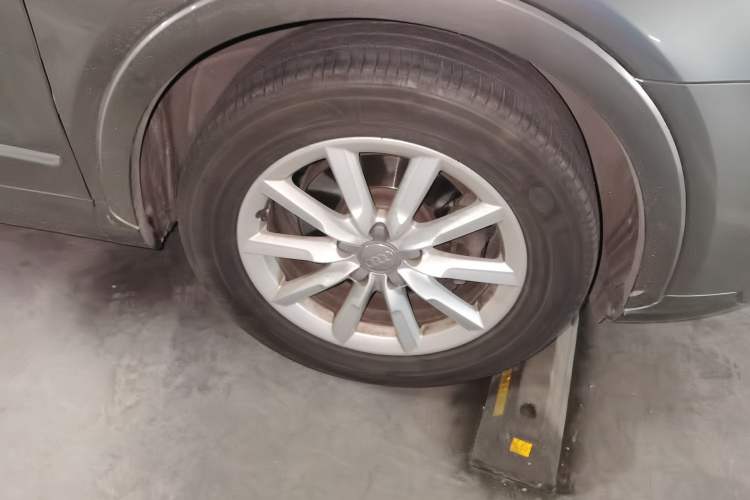 Used Audi Q3 2012 35 TFSI quattro Comfort Model Right Front Wheel Hub