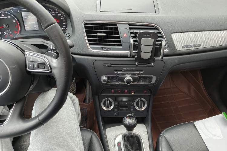 Used Audi Q3 2012 35 TFSI quattro Comfort Model Audio And AC Panel