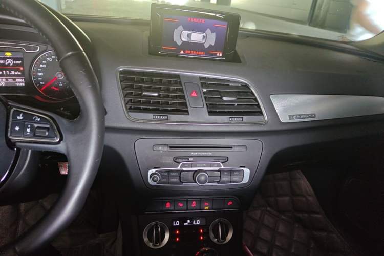 Used Audi Q3 2012 35 TFSI quattro Comfort Model Audio And AC Panel