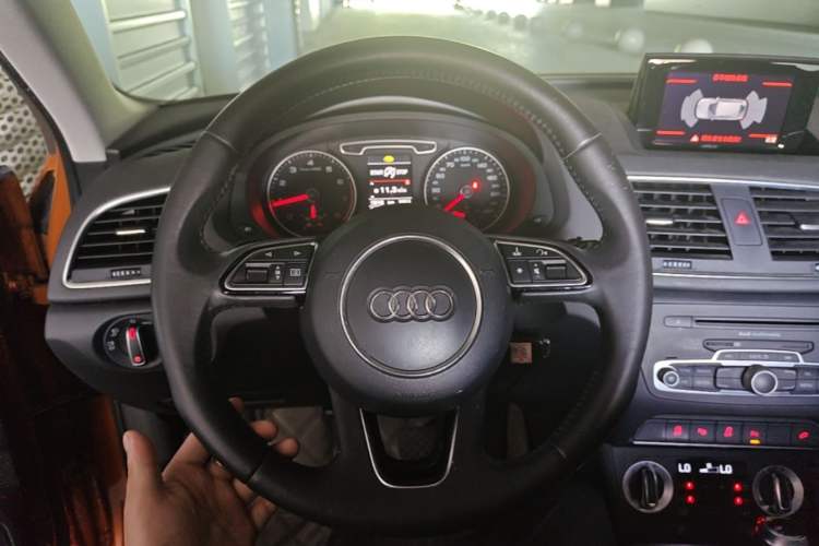 Used Audi Q3 2012 35 TFSI quattro Comfort Model Steering Wheel