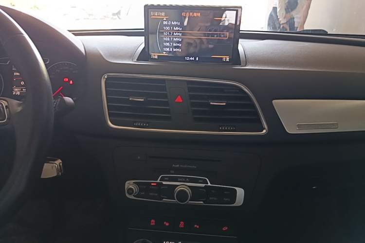 Used Audi Q3 2012 35 TFSI quattro Comfort Model Audio And AC Panel
