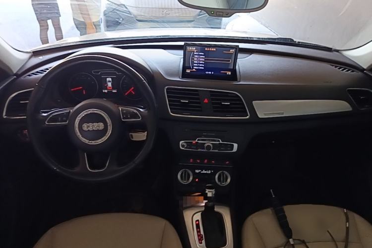 Used Audi Q3 2012 35 TFSI quattro Comfort Model Center Console