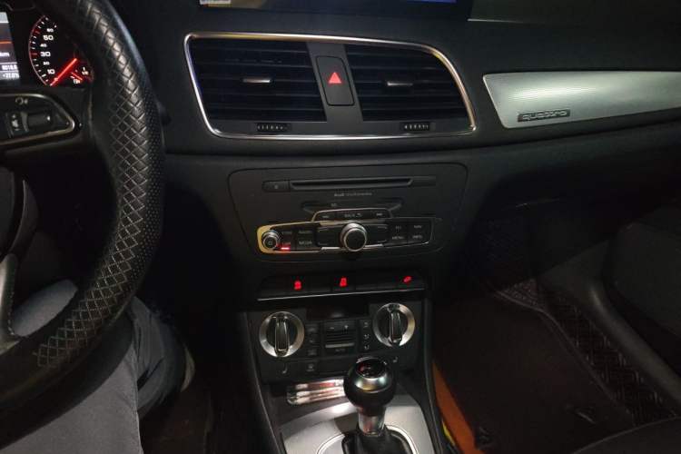 Used Audi Q3 2012 35 TFSI quattro Comfort Model Audio And AC Panel