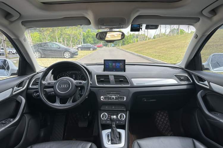 Used Audi Q3 2012 35 TFSI quattro Comfort Model Audio And AC Panel