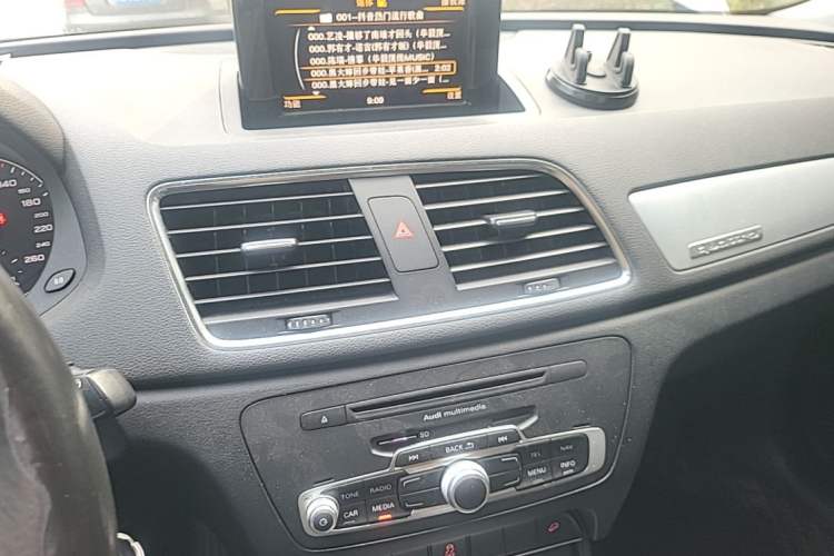 Used Audi Q3 2012 35 TFSI quattro Comfort Model Audio And AC Panel