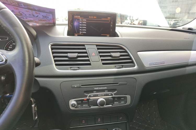 Used Audi Q3 2012 35 TFSI quattro Comfort Model Audio And AC Panel