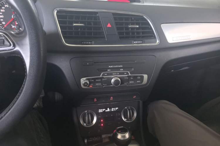 Used Audi Q3 2012 35 TFSI quattro Comfort Model Audio And AC Panel