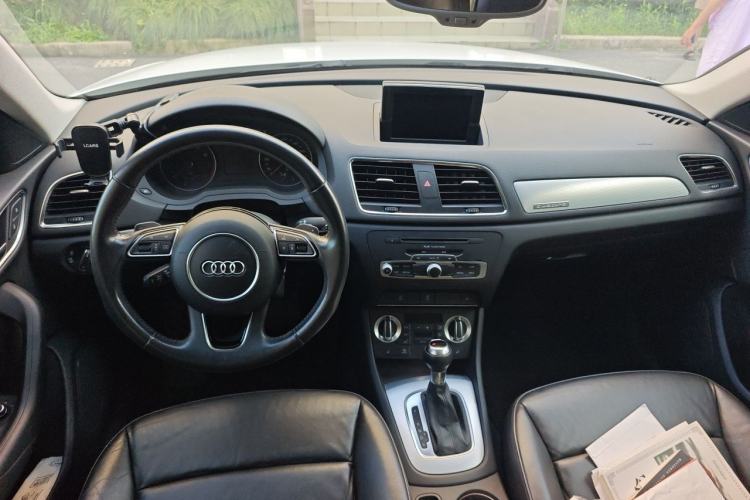 Used Audi Q3 2012 35 TFSI quattro Comfort Model Center Console