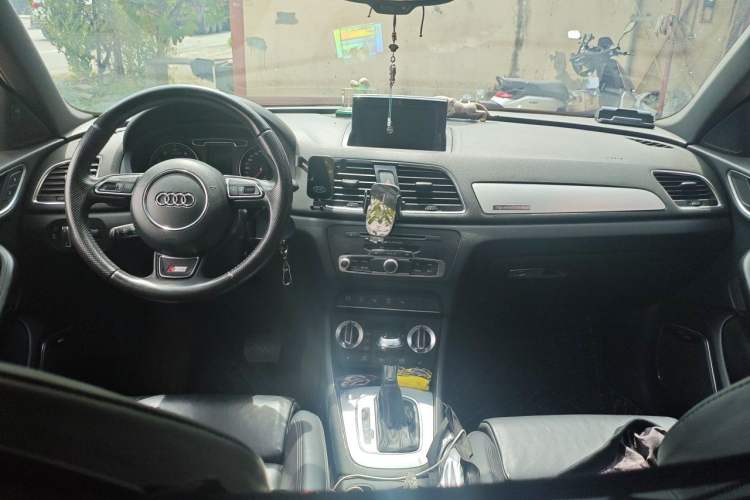 Used Audi Q3 2012 40 TFSI quattro Sport Edition Center Console