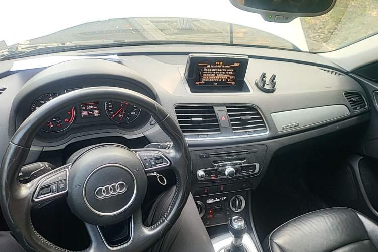 Used Audi Q3 2012 35 TFSI quattro Comfort Model Center Console
