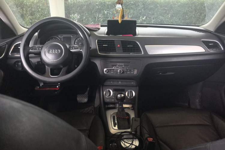 Used Audi Q3 2012 35 TFSI quattro Comfort Model Center Console