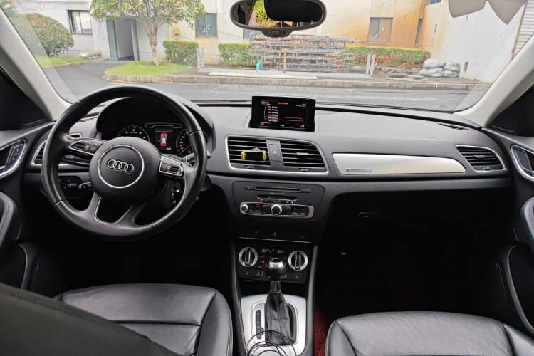 Used Audi Q3 2012 35 TFSI quattro Comfort Model Center Console