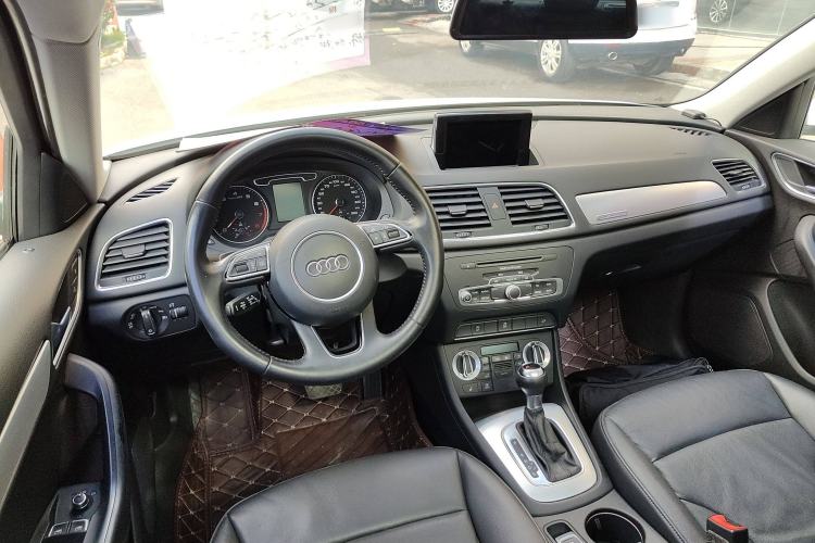 Used Audi Q3 2012 35 TFSI quattro Comfort Model Interior 2