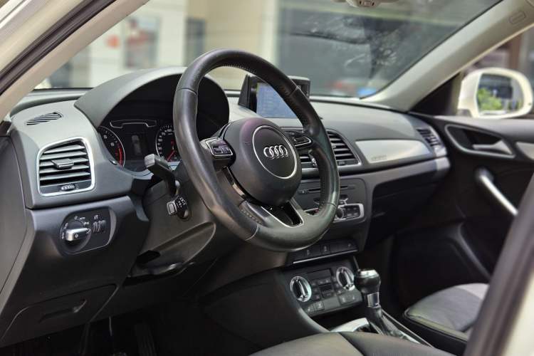 Used Audi Q3 2012 35 TFSI quattro Comfort Model Interior 6