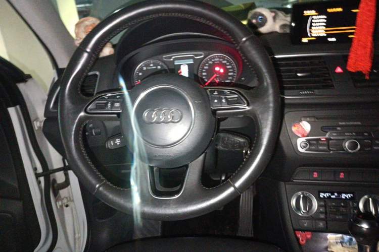 Used Audi Q3 2012 35 TFSI quattro Comfort Model Steering Wheel