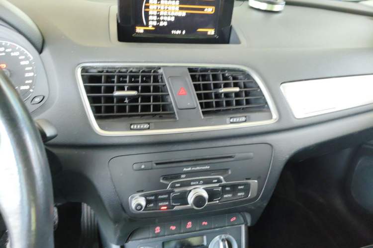 Used Audi Q3 2012 35 TFSI quattro Comfort Model Audio And AC Panel