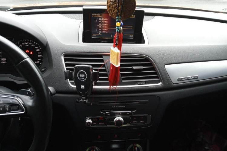 Used Audi Q3 2012 35 TFSI quattro Comfort Model Audio And AC Panel