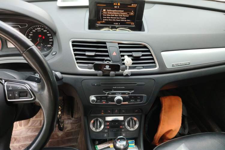 Used Audi Q3 2012 35 TFSI quattro Comfort Model Audio And AC Panel