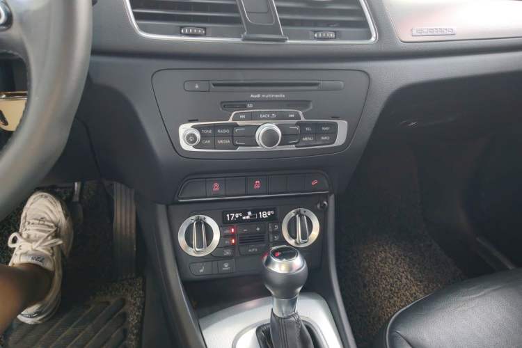 Used Audi Q3 2012 35 TFSI quattro Comfort Model Audio And AC Panel