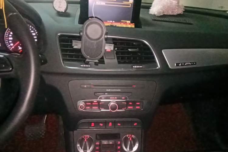 Used Audi Q3 2012 35 TFSI quattro Comfort Model Audio And AC Panel