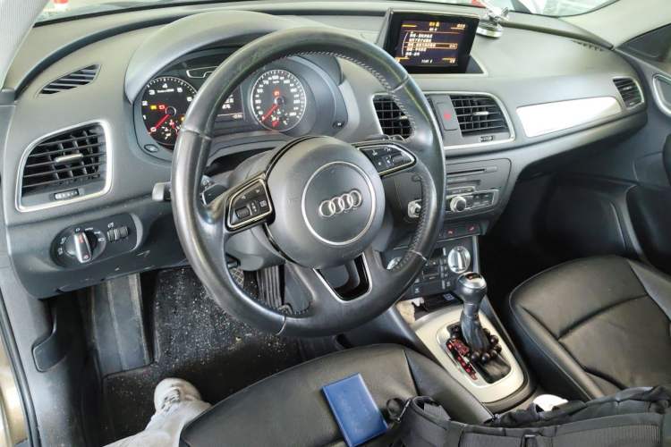 Used Audi Q3 2012 35 TFSI quattro Comfort Model Center Console