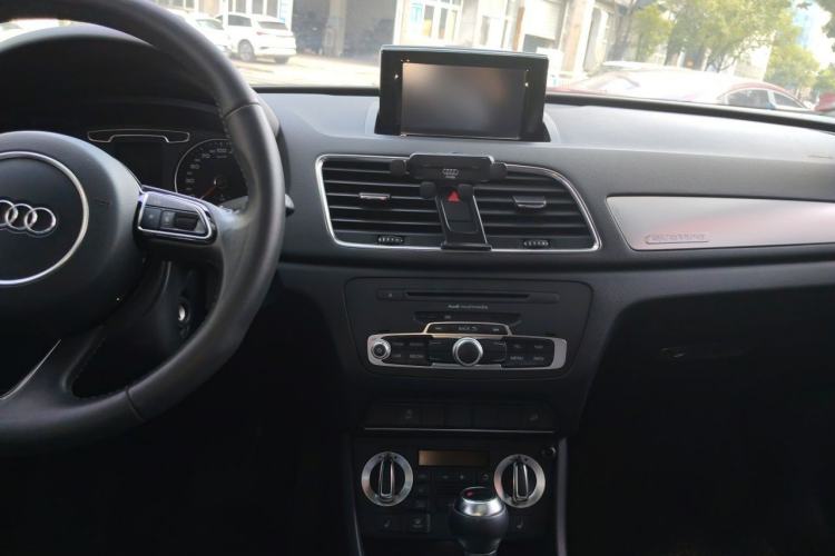 Used Audi Q3 2012 35 TFSI quattro Comfort Model Center Console