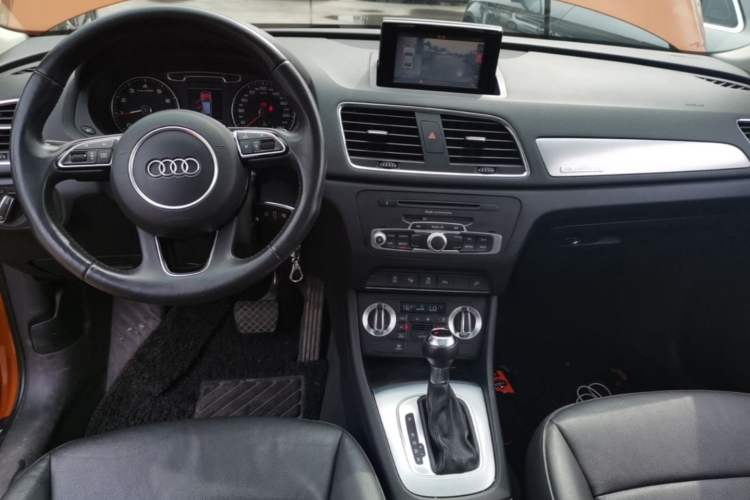 Used Audi Q3 2012 35 TFSI quattro Comfort Model Center Console