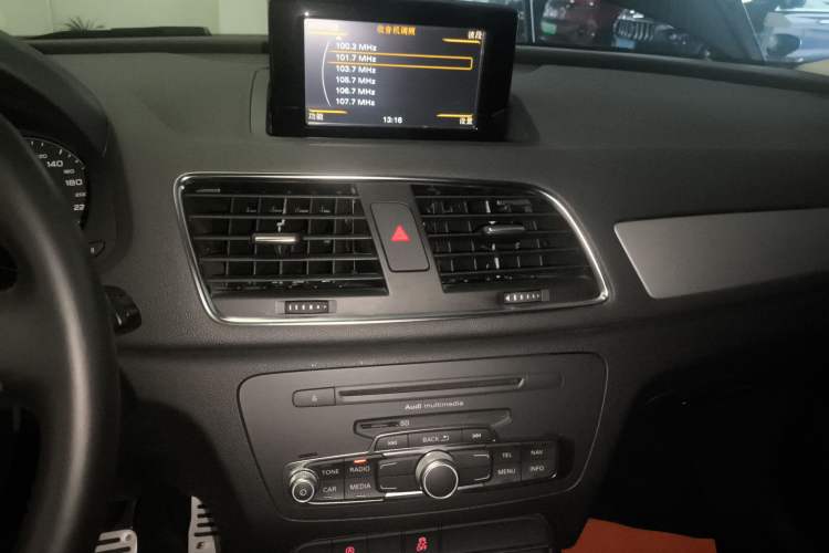 Used Audi Q3 2013 35 TFSI Ambition Edition Audio And AC Panel