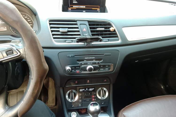 Used Audi Q3 2013 35 TFSI quattro Technology Edition Audio And AC Panel