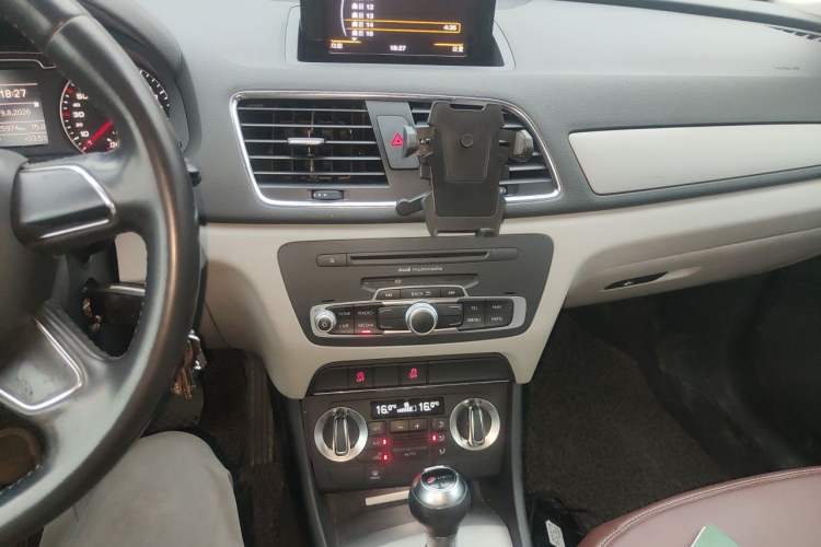Used Audi Q3 2013 35 TFSI Ambition Edition Audio And AC Panel