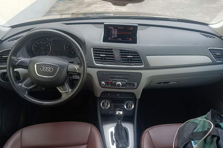 Used Audi Q3 2013 35 TFSI Ambition Edition Center Console