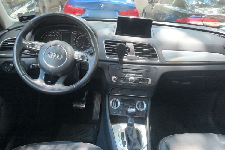 Used Audi Q3 2013 35 TFSI Comfort Model Center Console