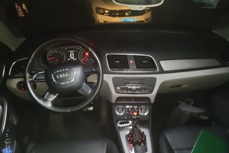 Used Audi Q3 2013 35 TFSI Ambition Edition Center Console