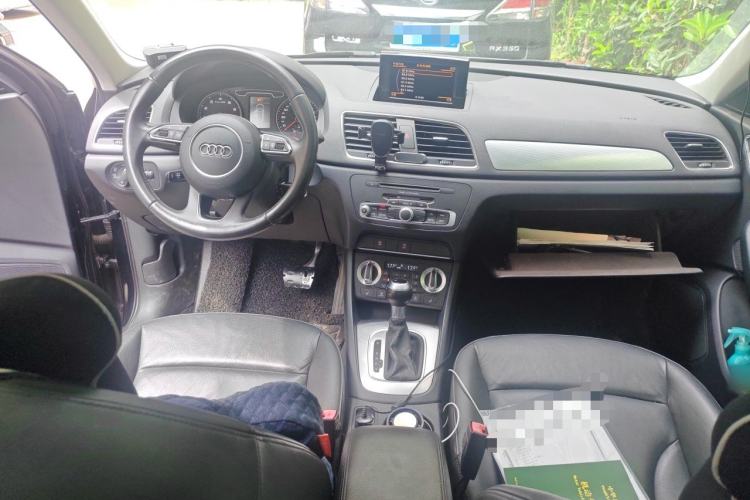 Used Audi Q3 2013 35 TFSI Comfort Model Center Console