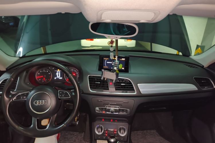 Used Audi Q3 2013 35 TFSI Comfort Model Center Console