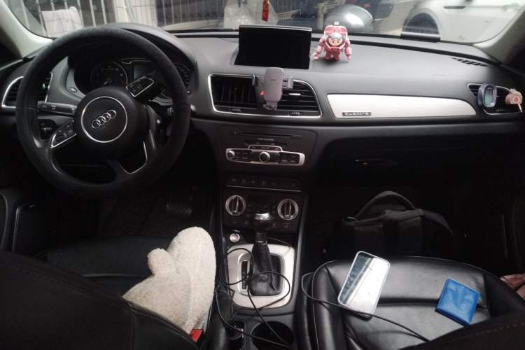 Used Audi Q3 2013 40 TFSI quattro Luxury Model Center Console