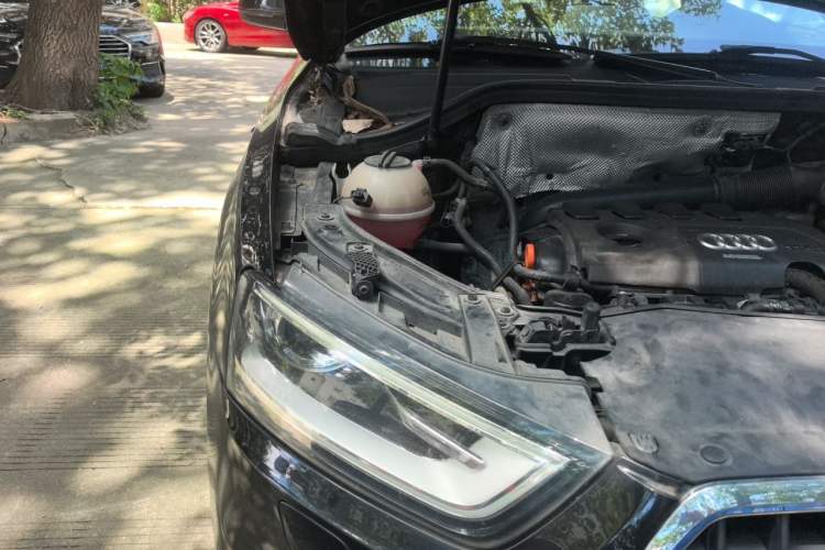 Used Audi Q3 2013 35 TFSI Comfort Model Engine Bay Right