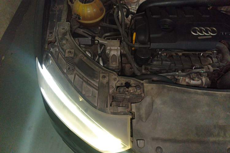 Used Audi Q3 2013 35 TFSI Comfort Model Engine Bay Right