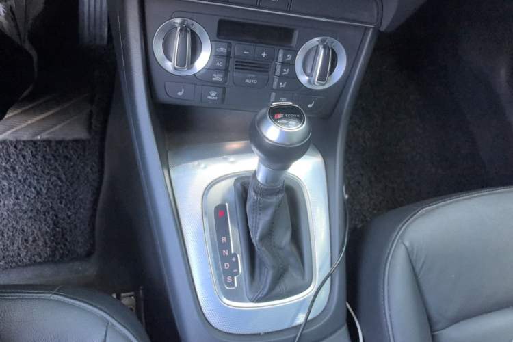 Used Audi Q3 2013 35 TFSI Comfort Model Gear Lever