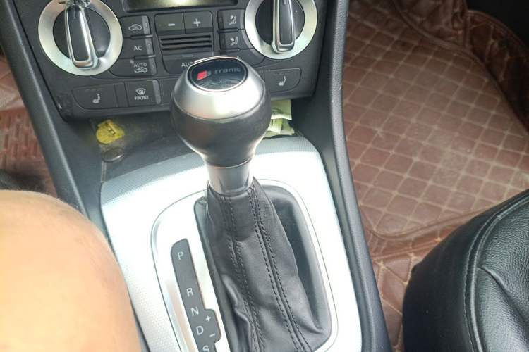 Used Audi Q3 2013 35 TFSI Comfort Model Gear Lever