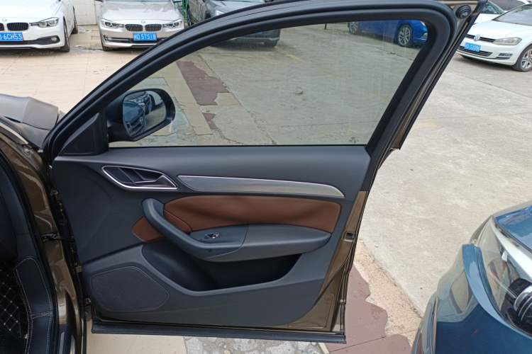 Used Audi Q3 2013 35 TFSI quattro Technology Edition Interior 5