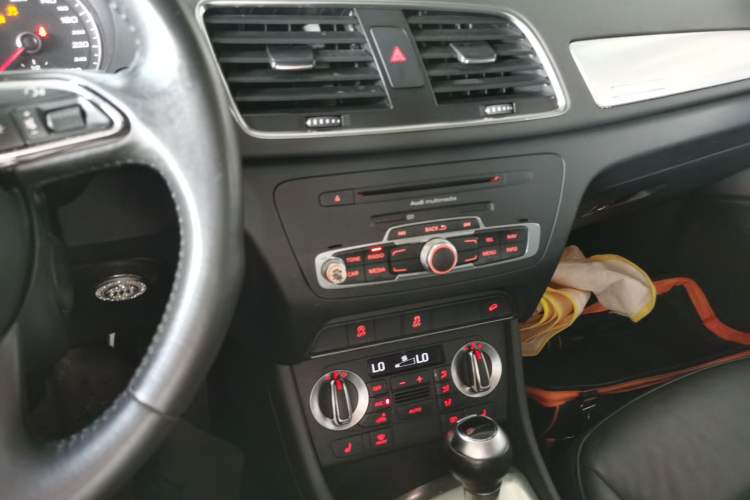 Used Audi Q3 2013 35 TFSI quattro Technology Edition Audio And AC Panel