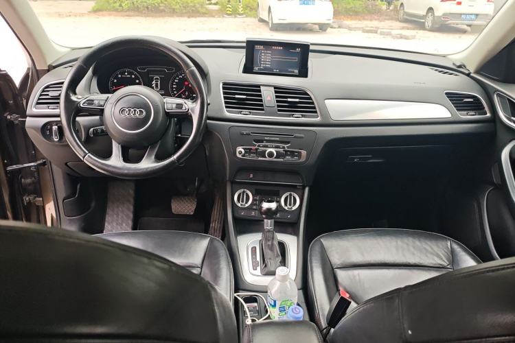 Used Audi Q3 2013 35 TFSI Comfort Model Center Console
