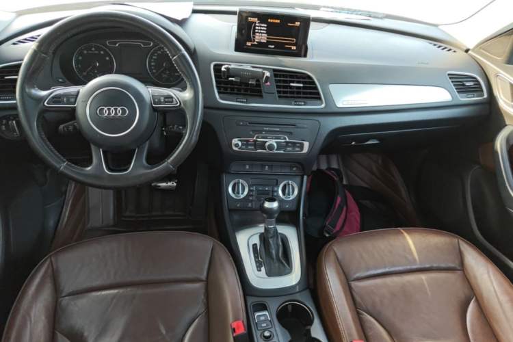 Used Audi Q3 2013 35 TFSI quattro Comfort Model Center Console