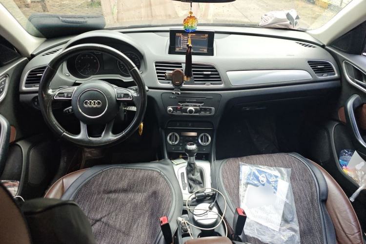 Used Audi Q3 2013 35 TFSI Comfort Model Center Console