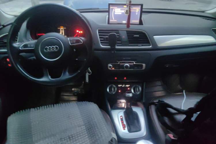 Used Audi Q3 2013 35 TFSI Comfort Model Center Console