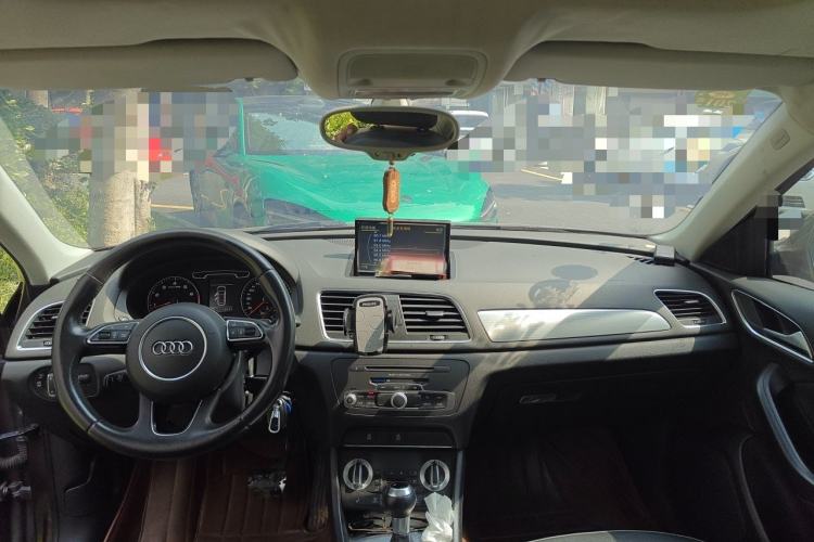 Used Audi Q3 2013 35 TFSI Comfort Model Center Console